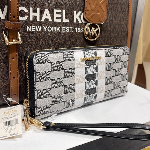 MICHAEL KORS Leather Continental Phone Holder Wristlet Wallet 
Black 
NWT - Picture 7 of 16